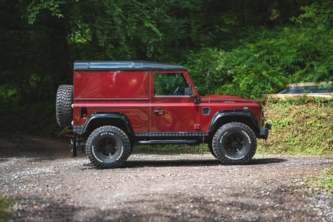 2015 Land Rover Defender 90 - Image 10 of 30