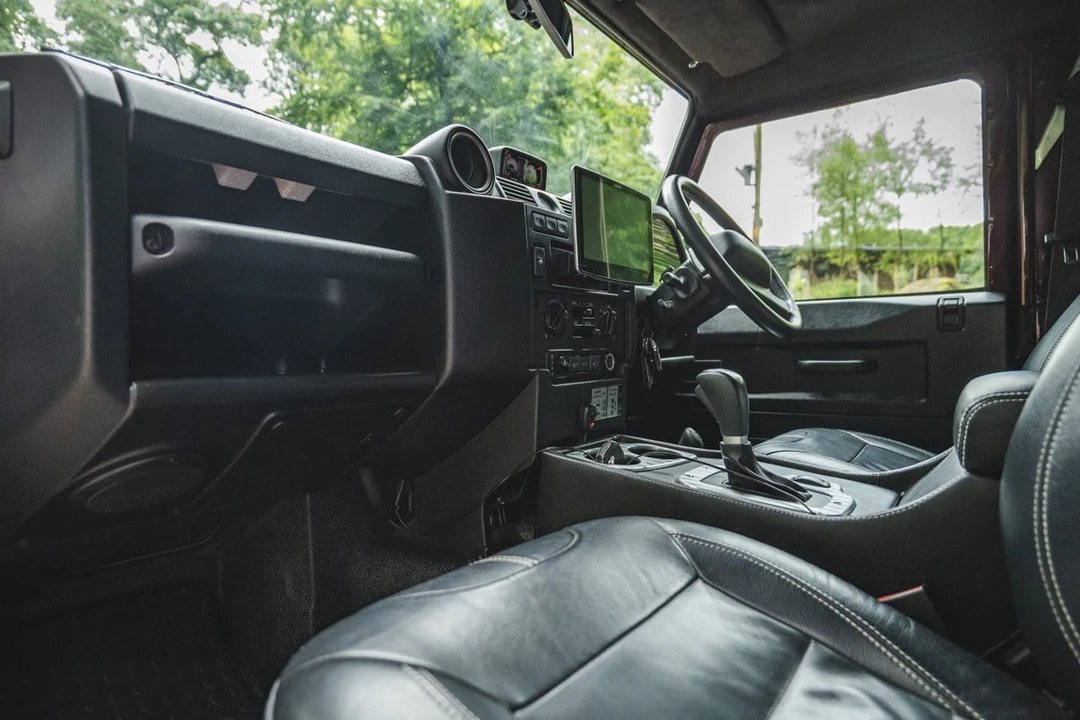 2015 Land Rover Defender 90 - Image 17 of 30