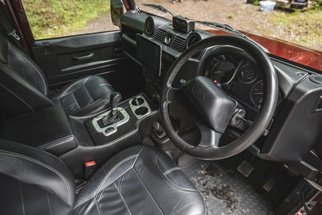 2015 Land Rover Defender 90 - Image 25 of 30