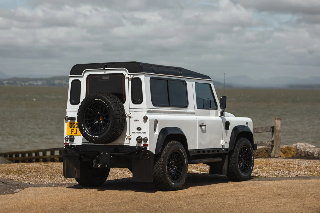2015 Land Rover Defender 90 - Image 5 of 31