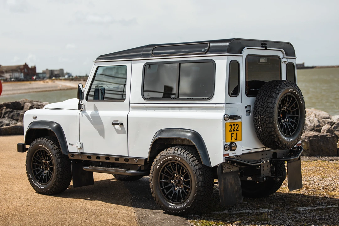 2015 Land Rover Defender 90 - Image 7 of 31