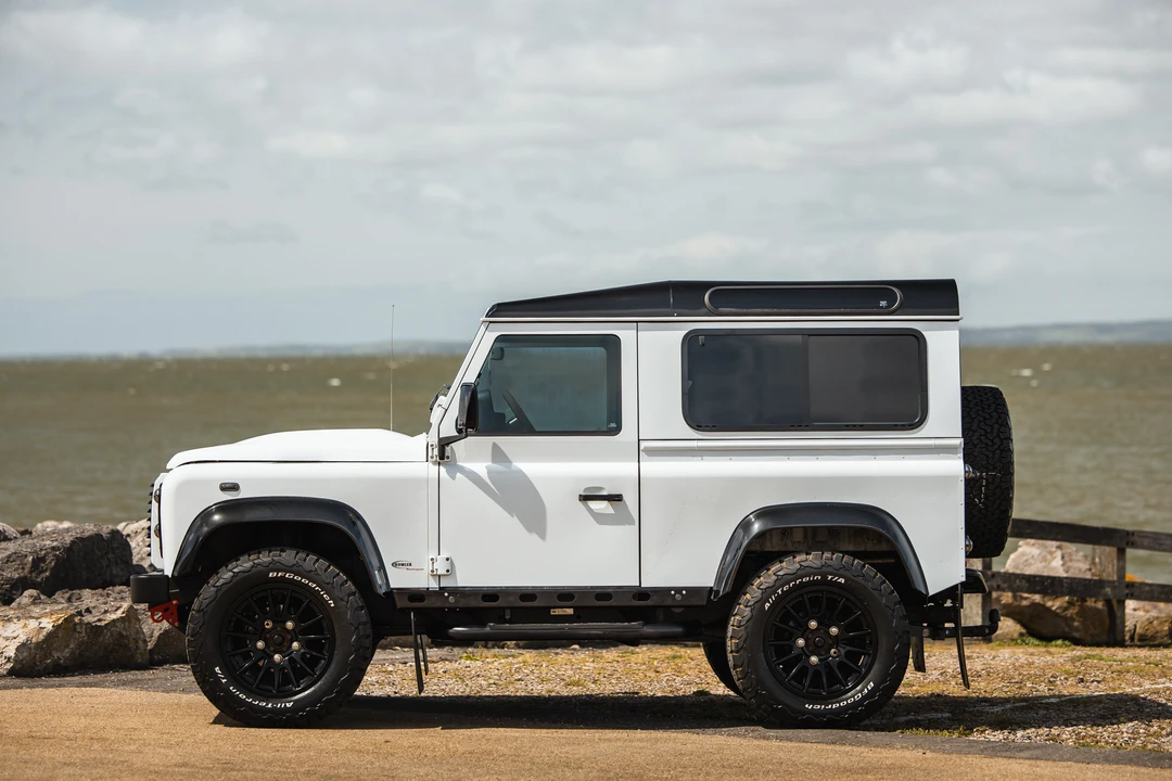 2015 Land Rover Defender 90 - Image 8 of 31
