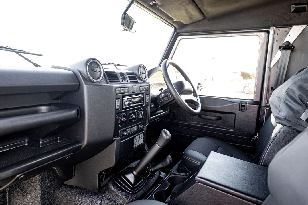 2015 Land Rover Defender 90 - Image 14 of 31
