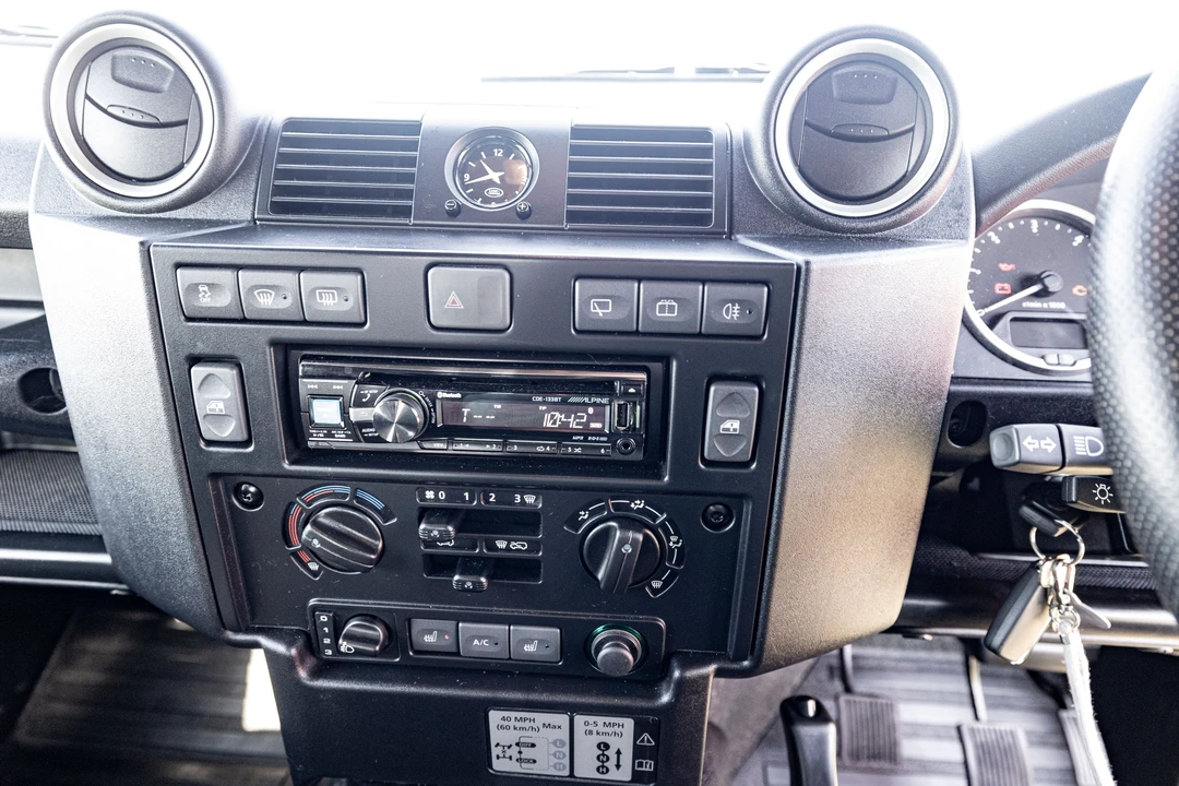 2015 Land Rover Defender 90 - Image 3 of 31
