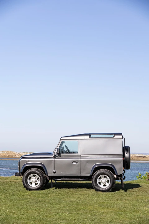 2015 Land Rover Defender 90 - Image 13 of 31