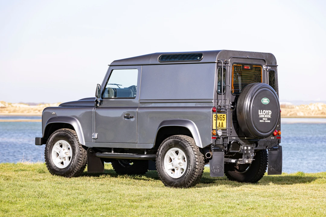 2015 Land Rover Defender 90 - Image 11 of 31