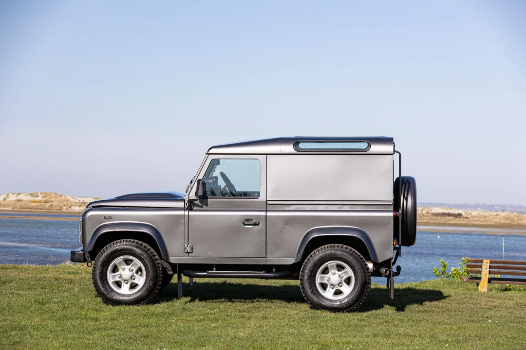 2015 Land Rover Defender 90 - Image 2 of 31