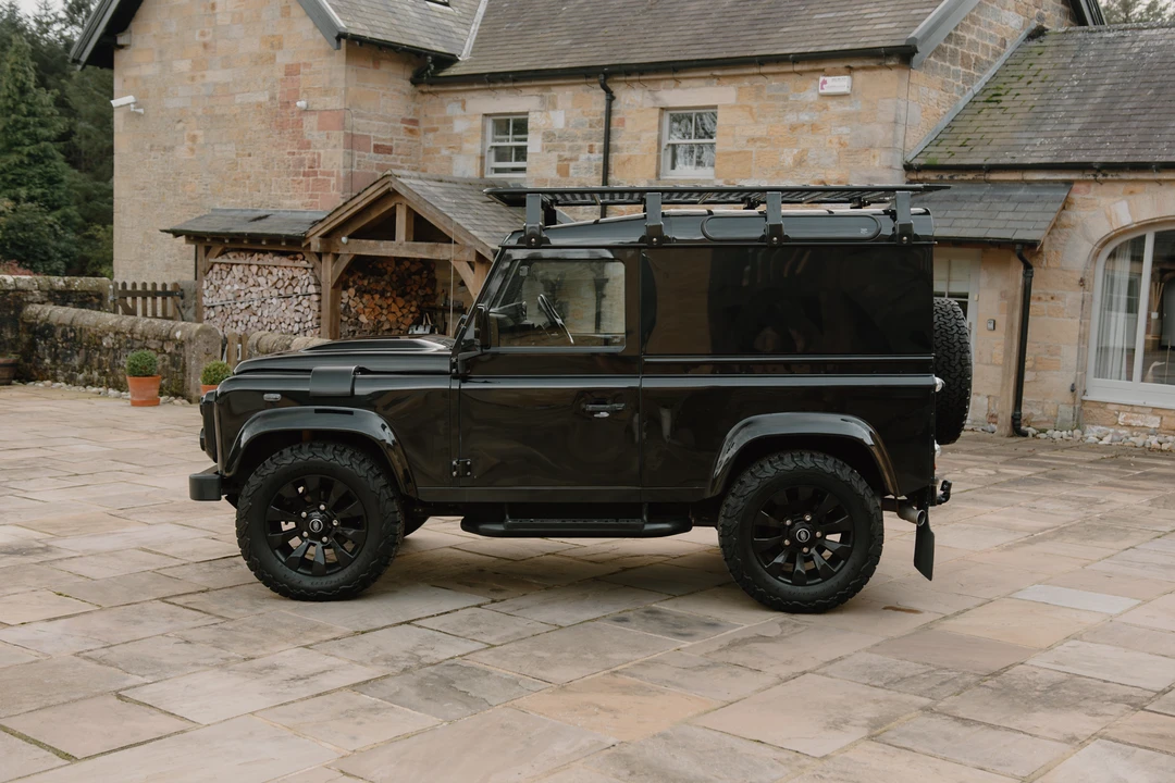 2015 Land Rover Defender 90 - Image 5 of 31