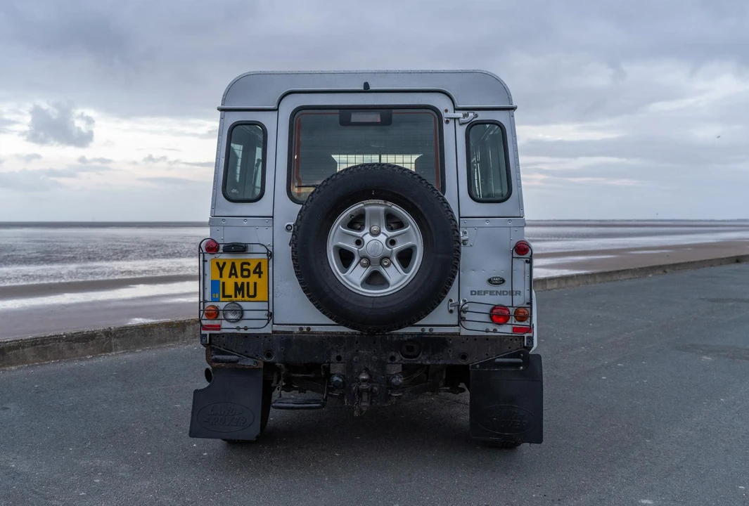 2015 Land Rover Defender 90 - Image 5 of 31