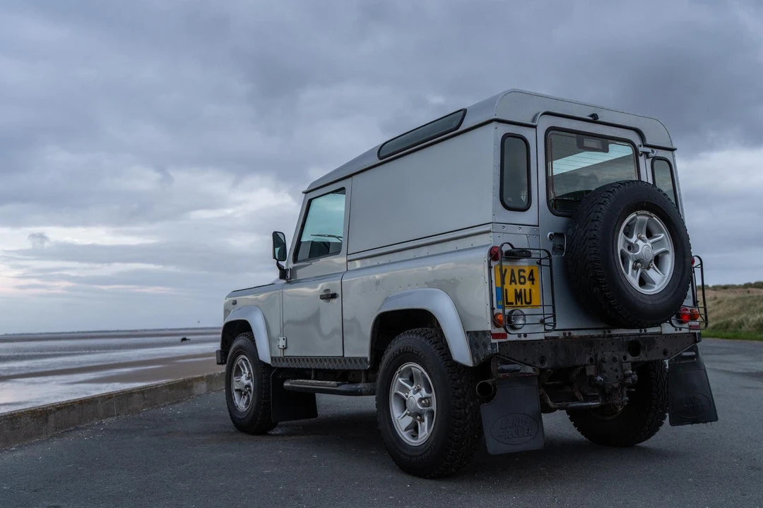 2015 Land Rover Defender 90 - Image 4 of 31