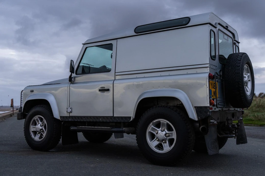 2015 Land Rover Defender 90 - Image 11 of 31