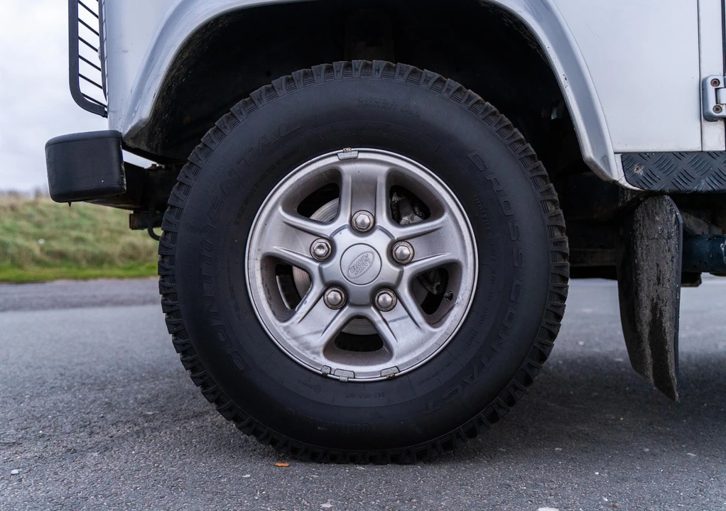 2015 Land Rover Defender 90 - Image 28 of 31