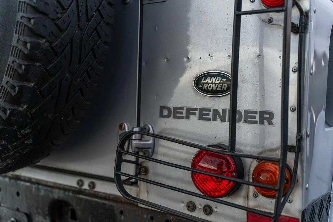 2015 Land Rover Defender 90 - Image 25 of 31