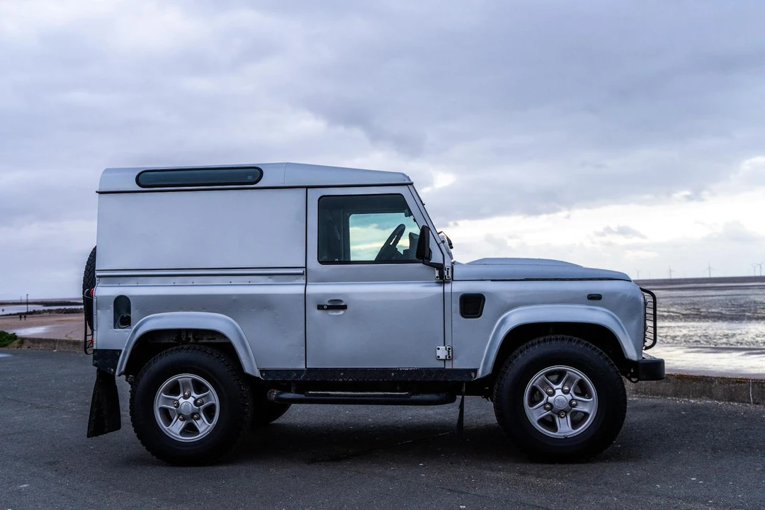 2015 Land Rover Defender 90 - Image 6 of 31