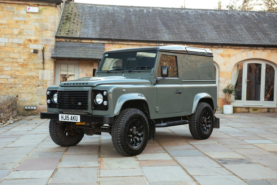 2015 Land Rover Defender 90 - Image 3 of 31