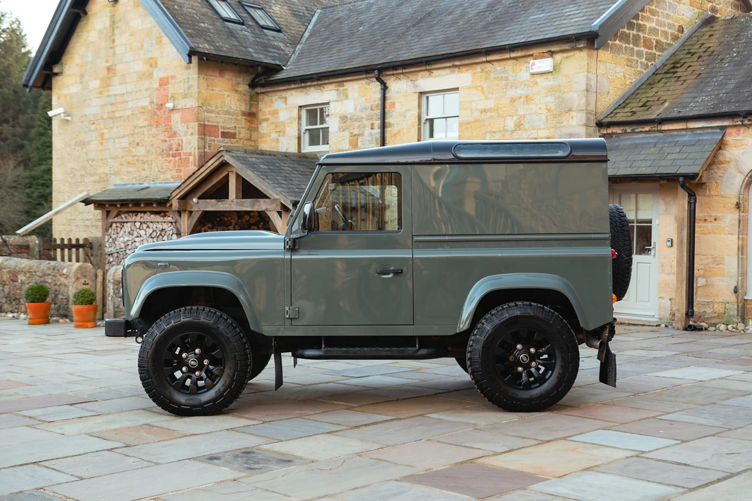 2015 Land Rover Defender 90 - Image 4 of 31