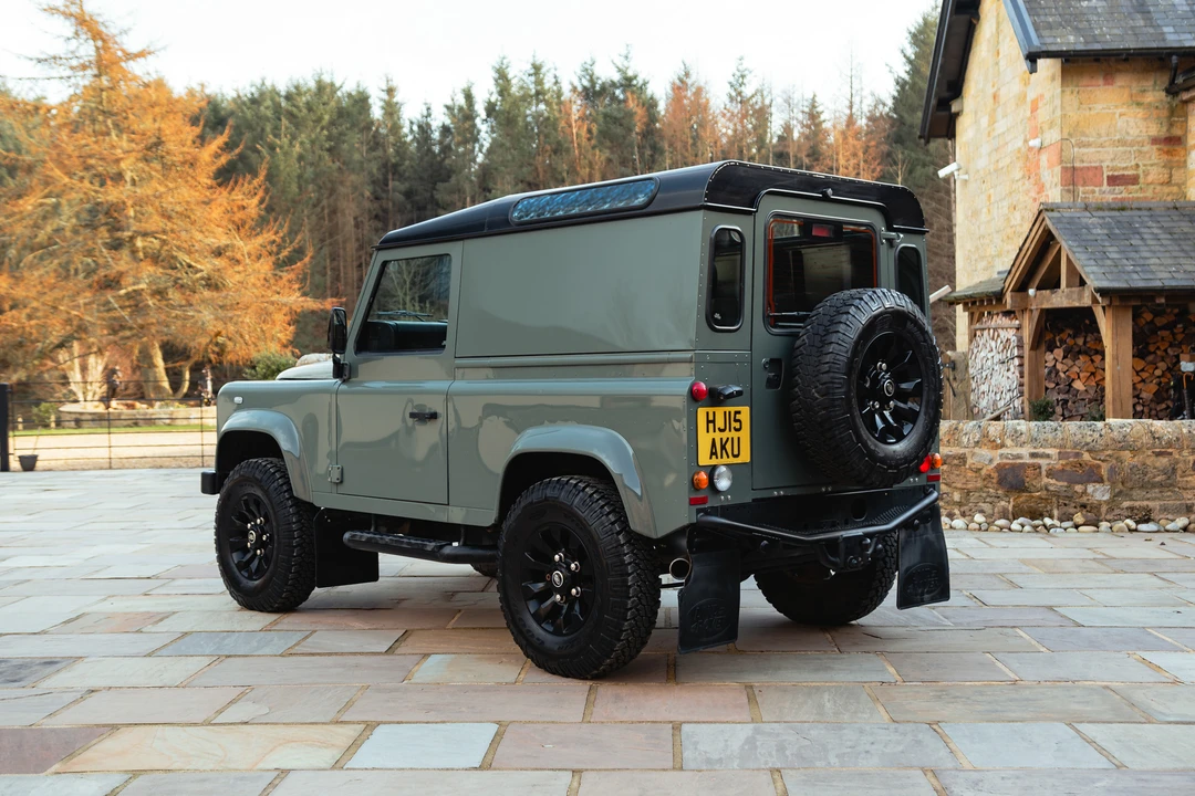 2015 Land Rover Defender 90 - Image 5 of 31
