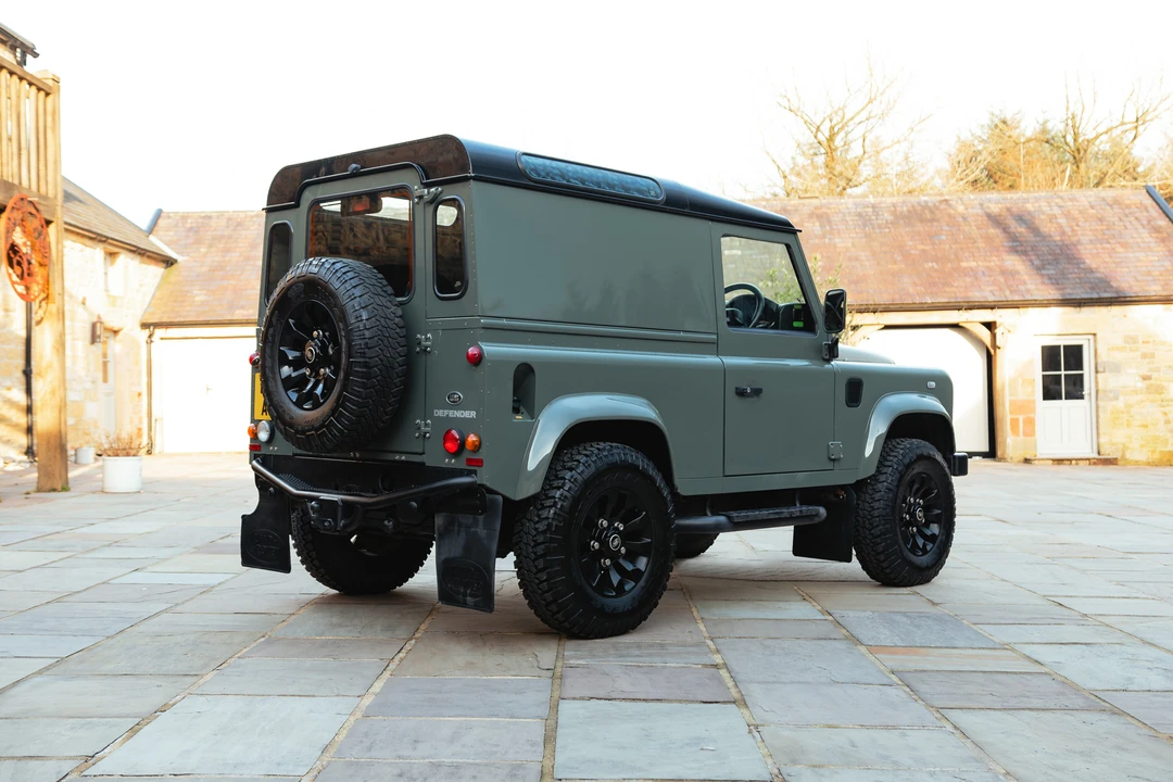 2015 Land Rover Defender 90 - Image 7 of 31