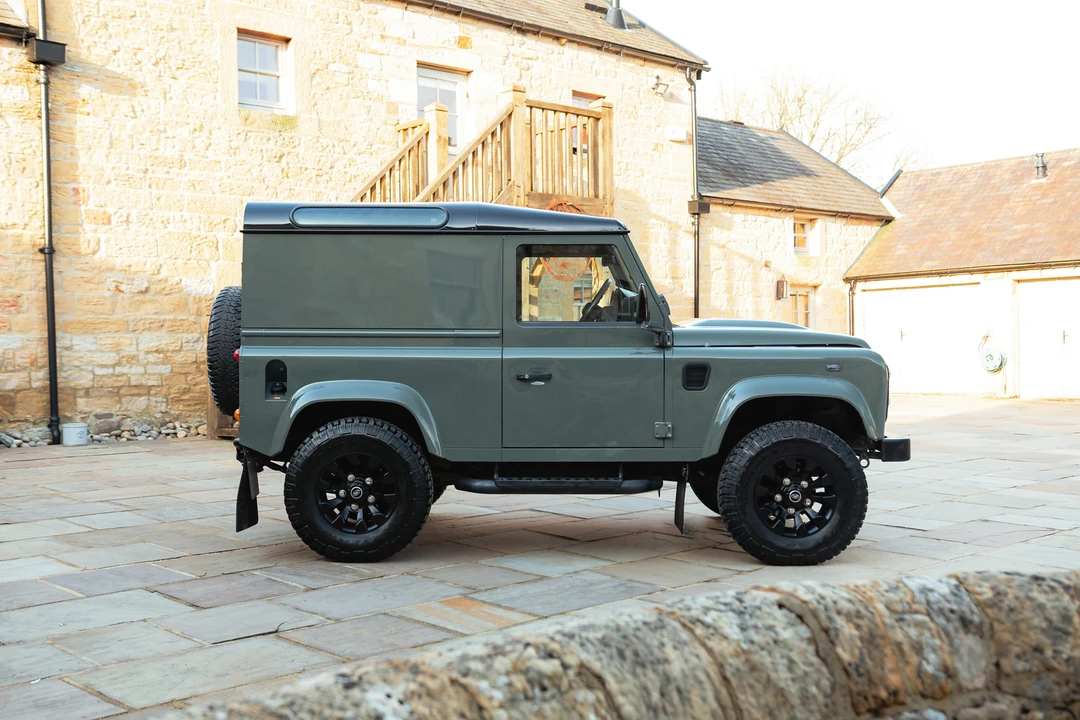 2015 Land Rover Defender 90 - Image 8 of 31