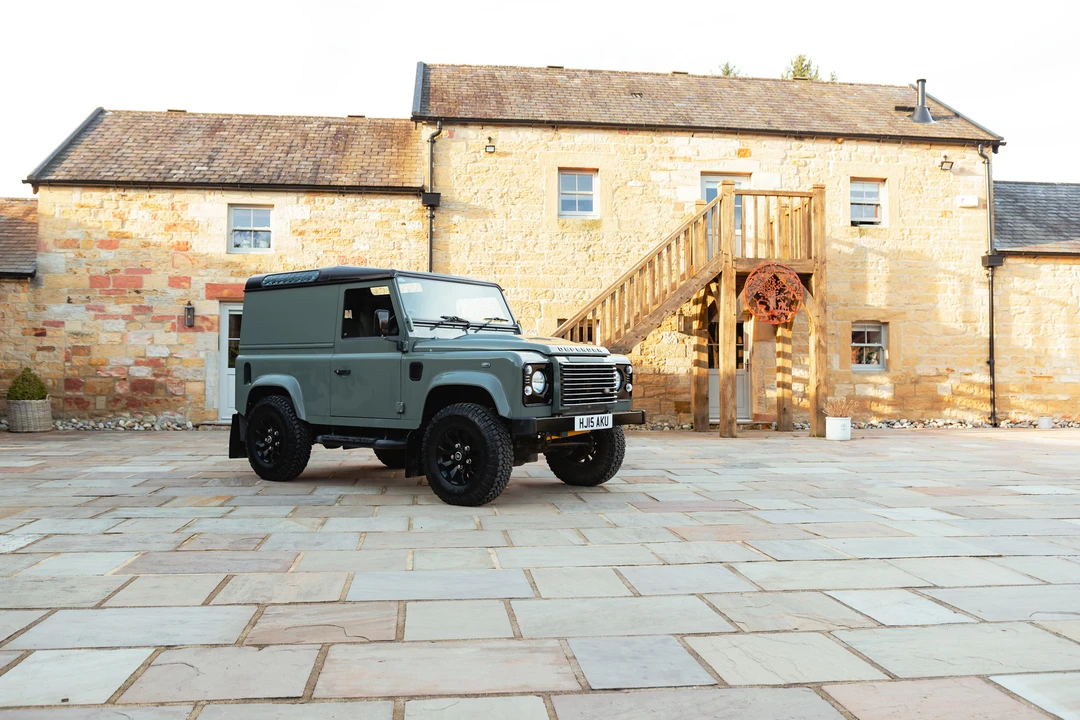 2015 Land Rover Defender 90 - Image 10 of 31