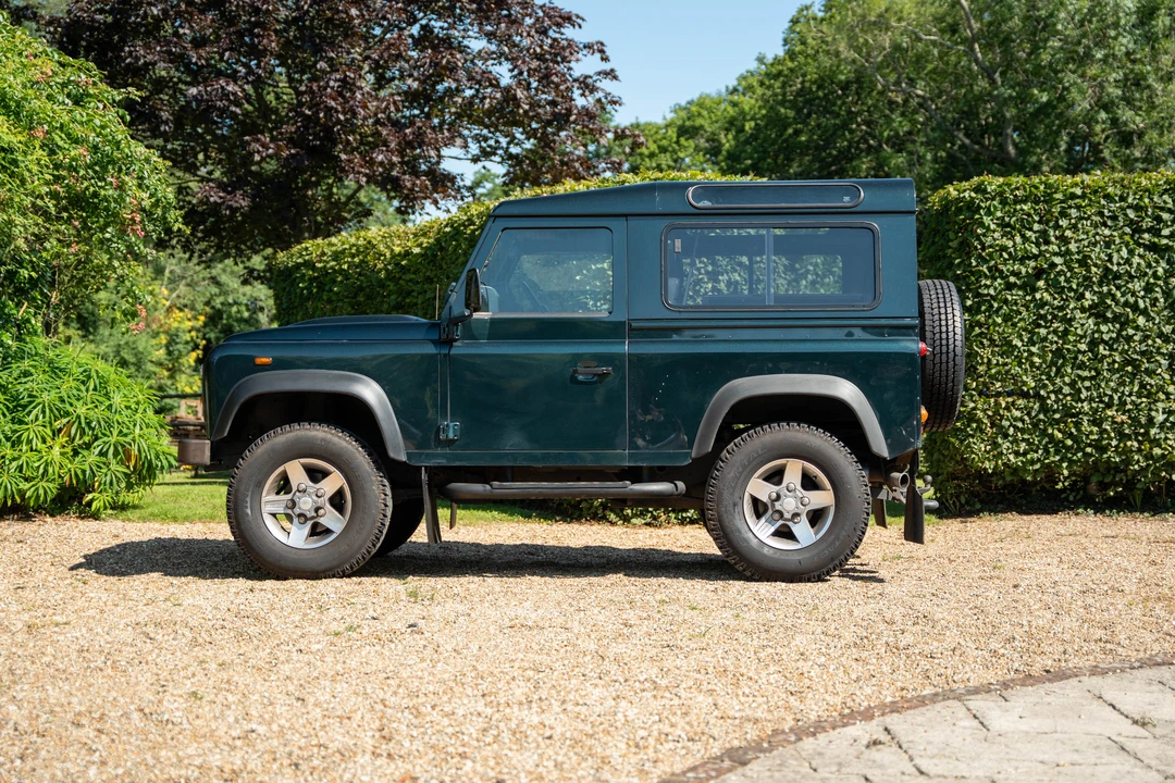 2015 Land Rover Defender 90 - Image 16 of 31