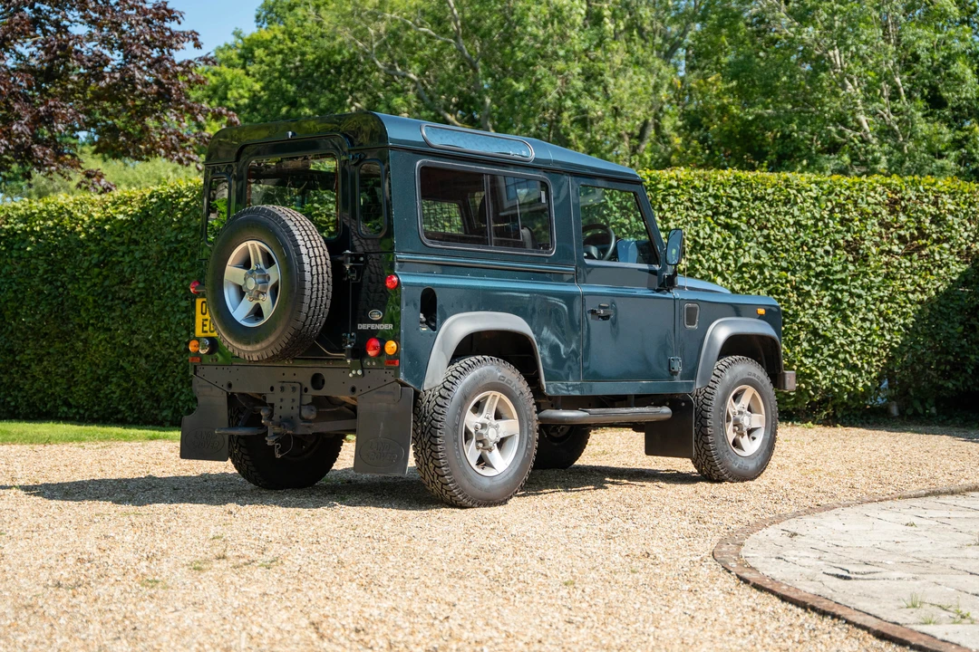 2015 Land Rover Defender 90 - Image 5 of 31