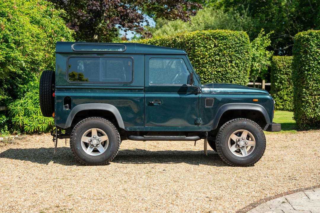 2015 Land Rover Defender 90 - Image 4 of 31