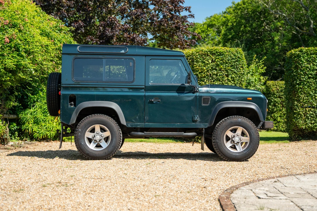 2015 Land Rover Defender 90 - Image 13 of 31
