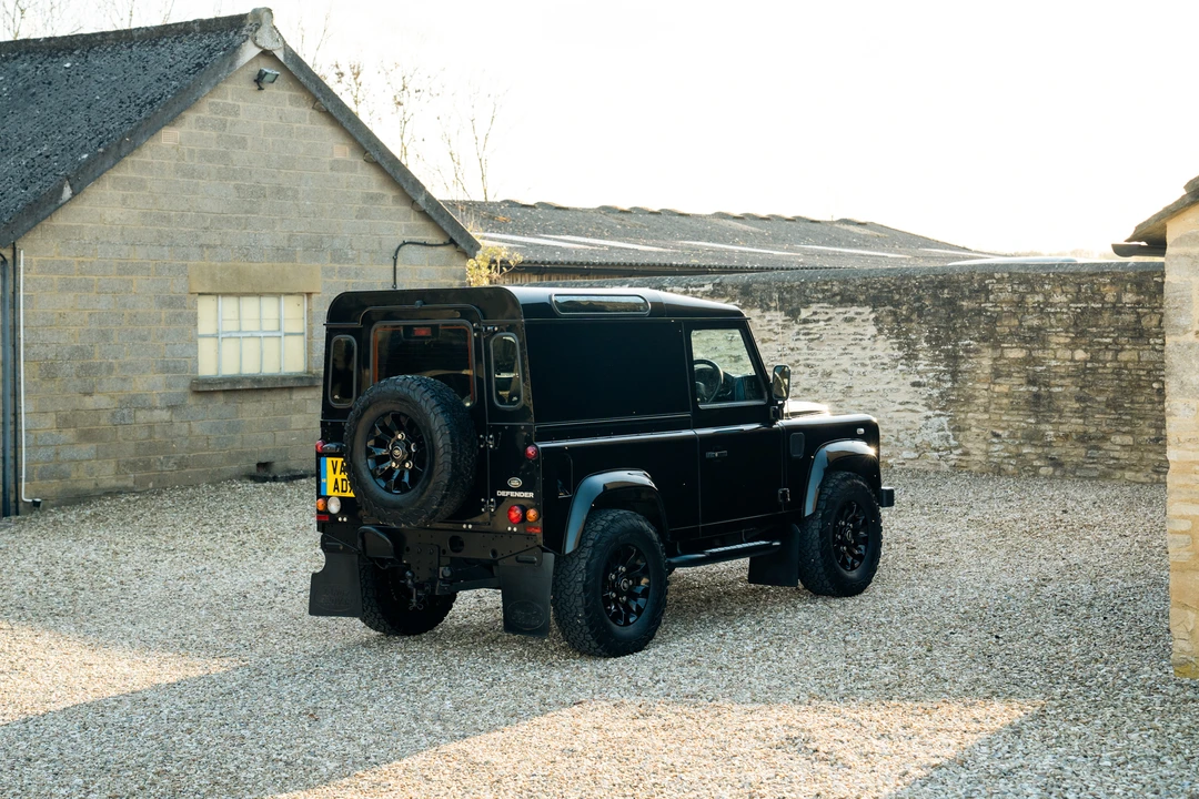 2015 Land Rover Defender 90 - Image 5 of 31