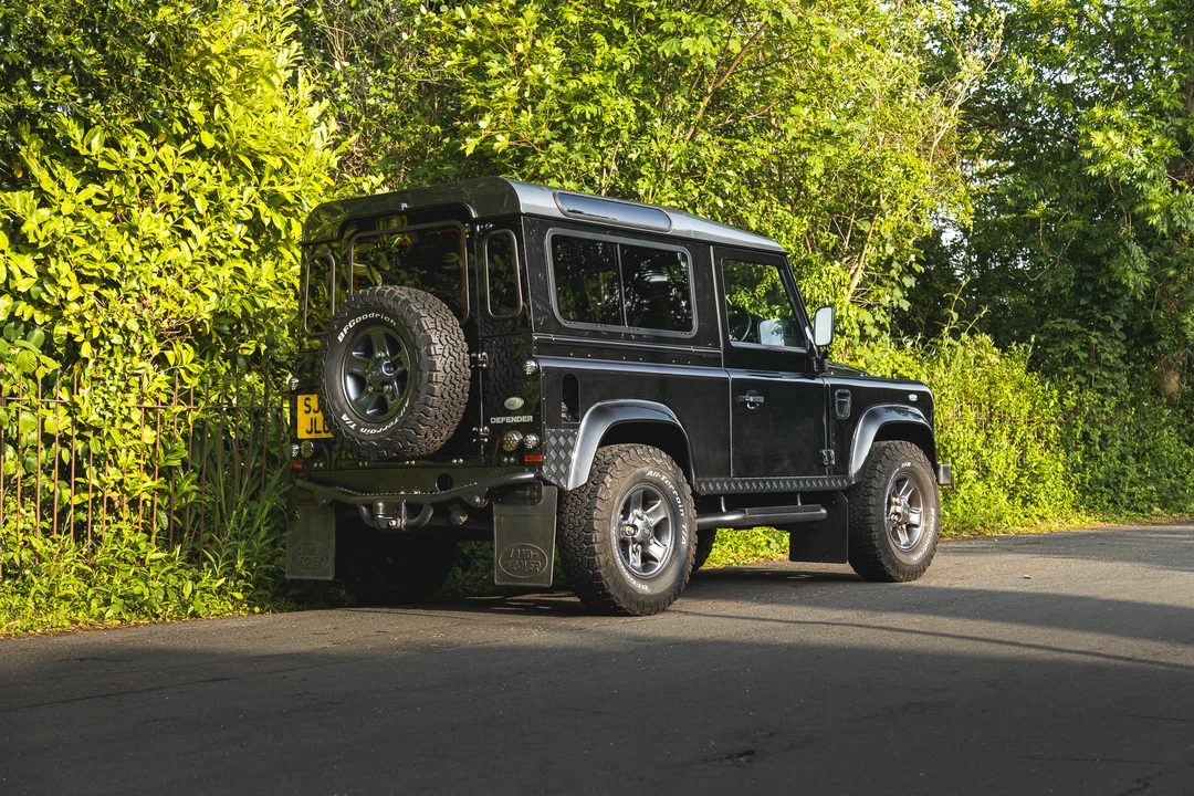 2015 Land Rover Defender 90 - Image 5 of 31