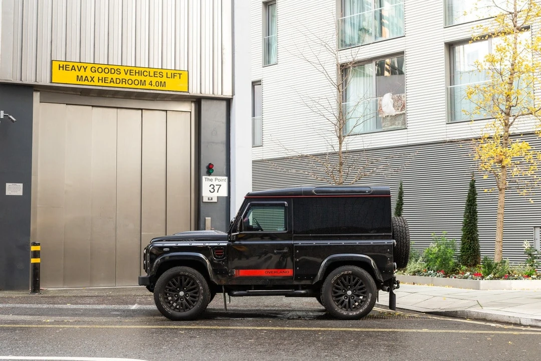 2015 Land Rover Defender 90 - Image 5 of 30
