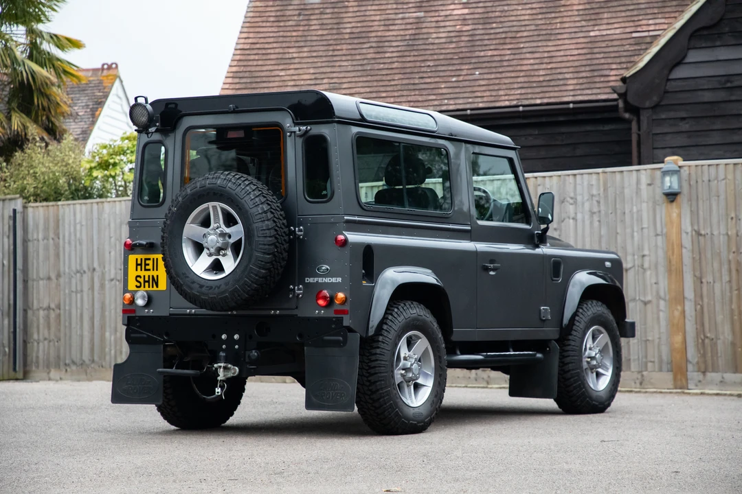2015 Land Rover Defender 90 - Image 5 of 31