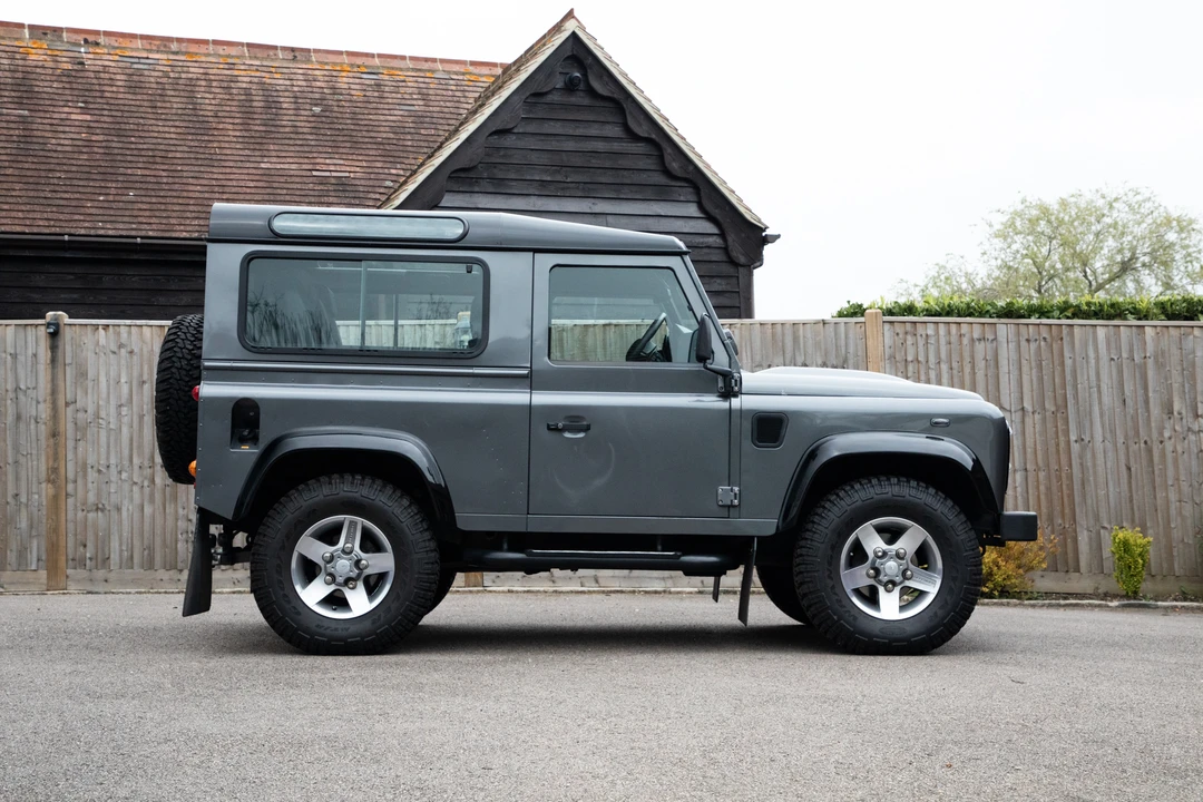 2015 Land Rover Defender 90 - Image 4 of 31