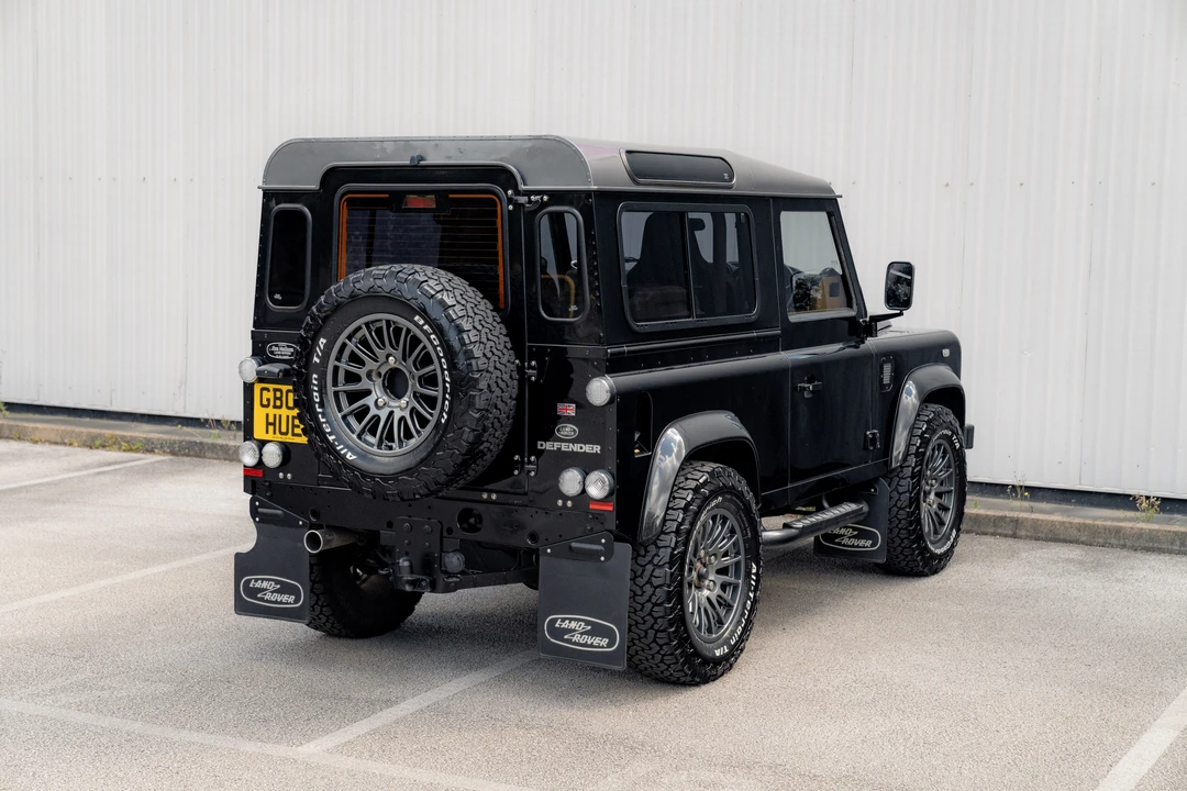2015 Land Rover Defender 90 - Image 5 of 31