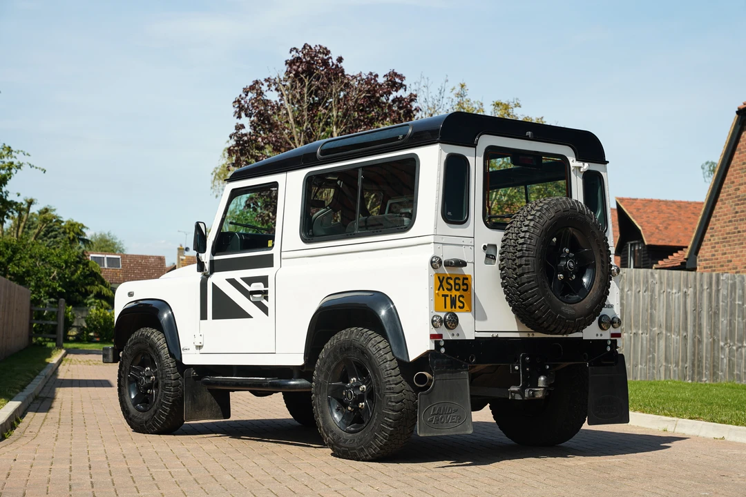 2015 Land Rover Defender 90 - Image 5 of 31