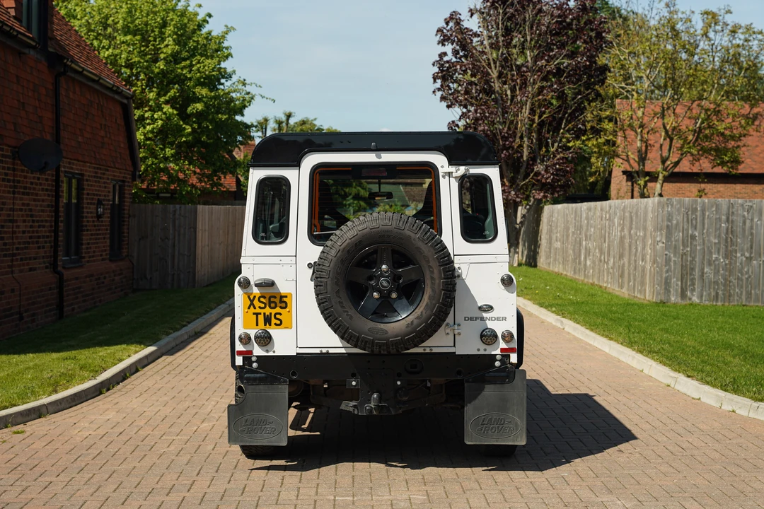 2015 Land Rover Defender 90 - Image 6 of 31
