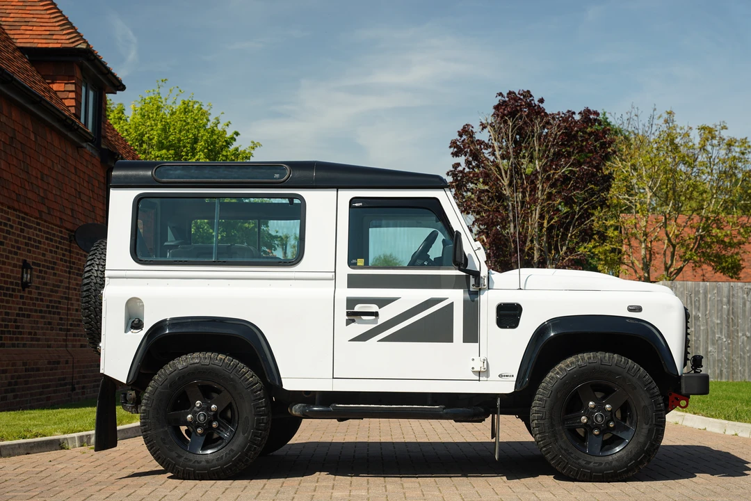2015 Land Rover Defender 90 - Image 8 of 31