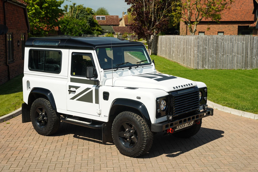 2015 Land Rover Defender 90 - Image 9 of 31