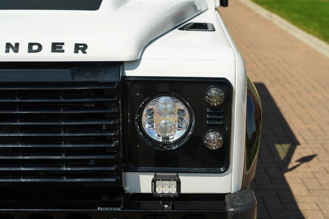 2015 Land Rover Defender 90 - Image 26 of 31
