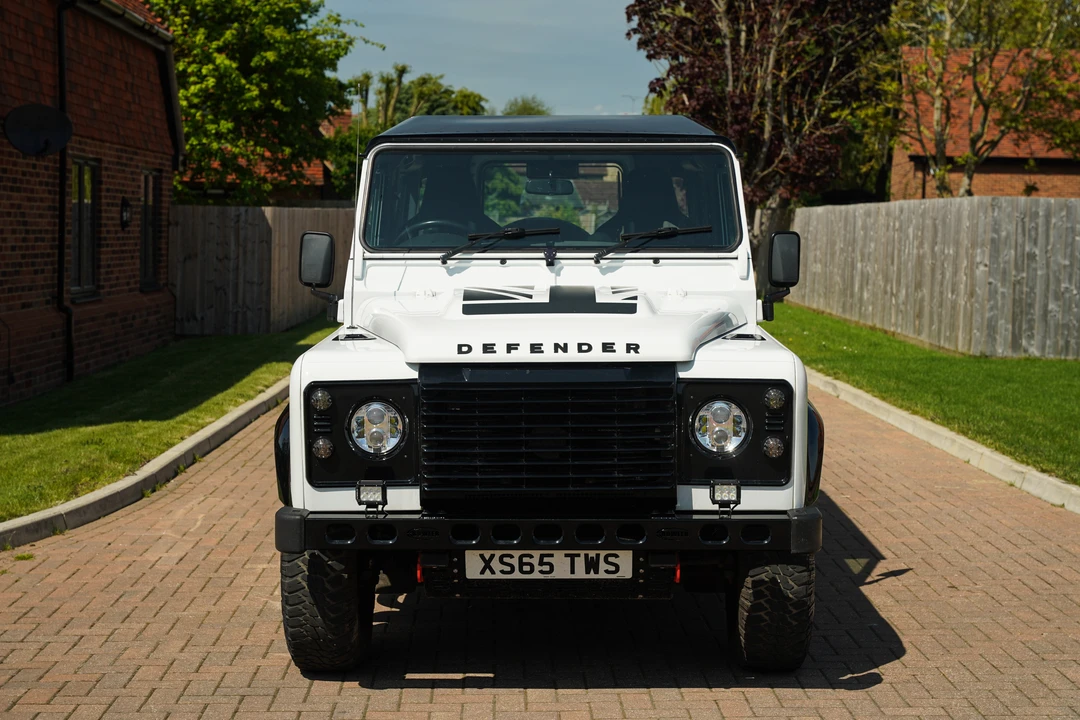 2015 Land Rover Defender 90 - Image 10 of 31