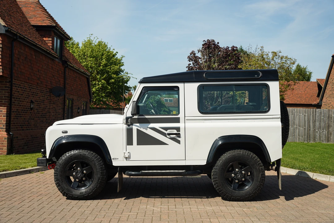 2015 Land Rover Defender 90 - Image 4 of 31