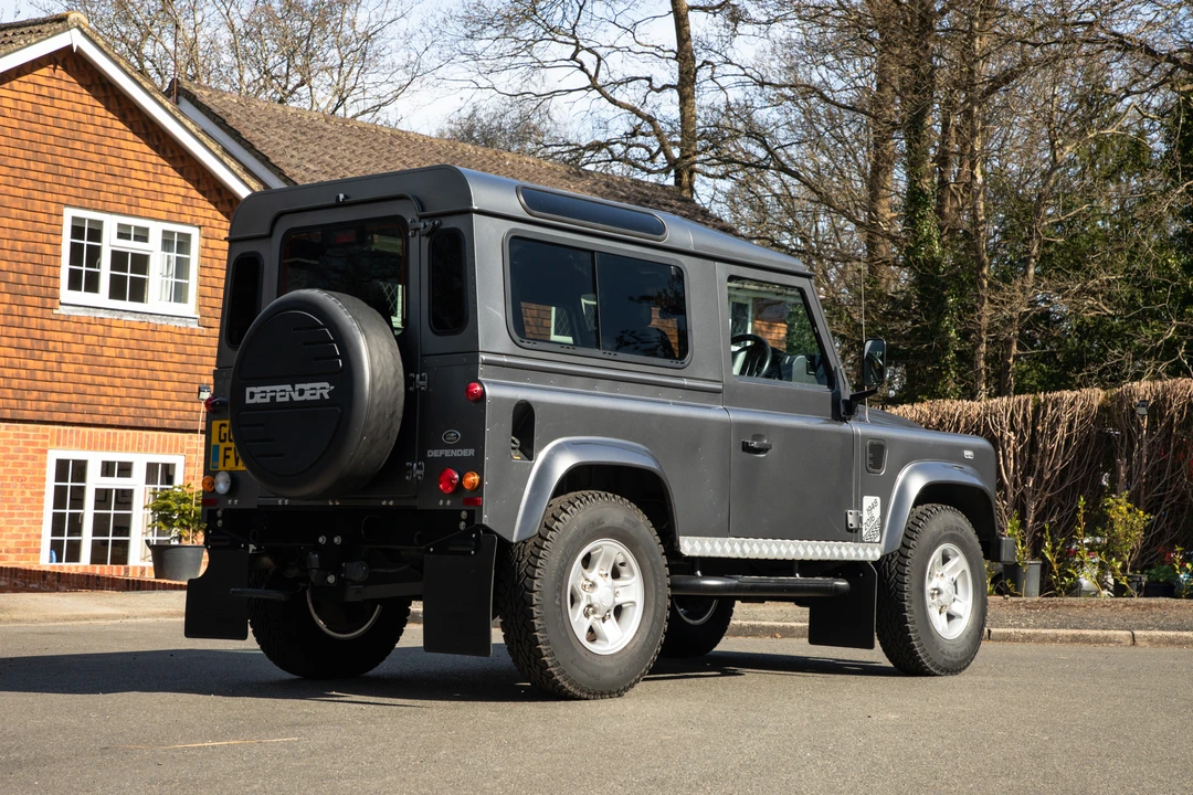 2015 Land Rover Defender 90 - Image 5 of 26