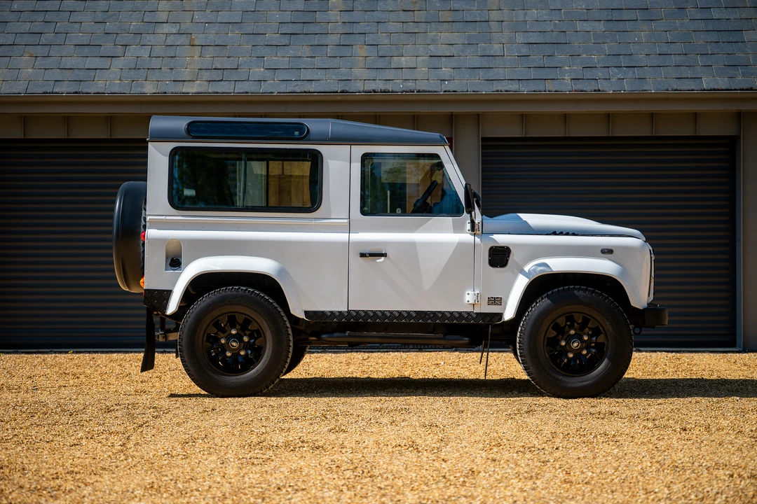 2015 Land Rover Defender 90 - Image 8 of 31