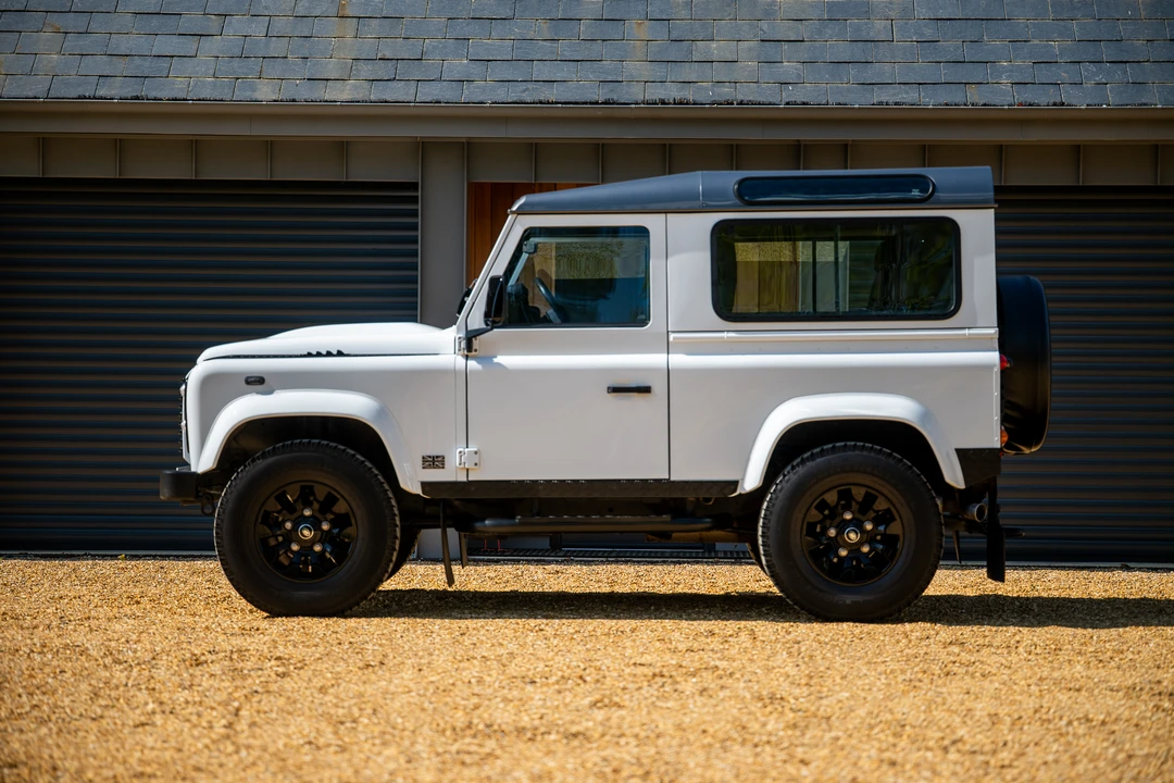 2015 Land Rover Defender 90 - Image 4 of 31