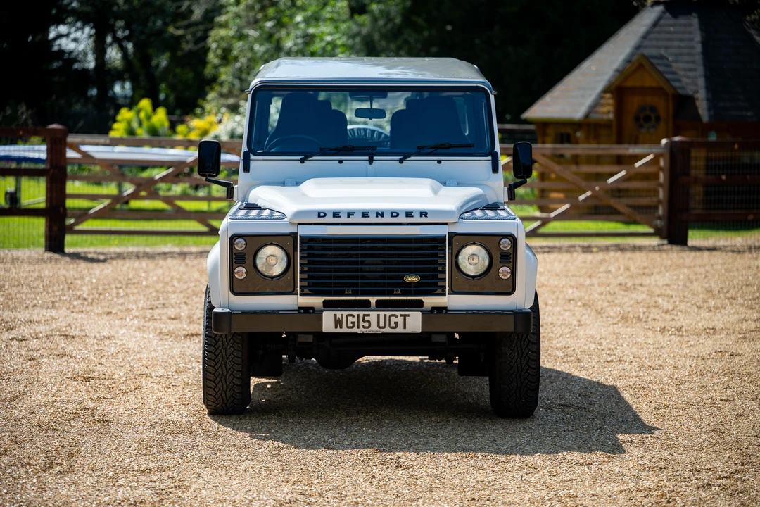 2015 Land Rover Defender 90 - Image 10 of 31