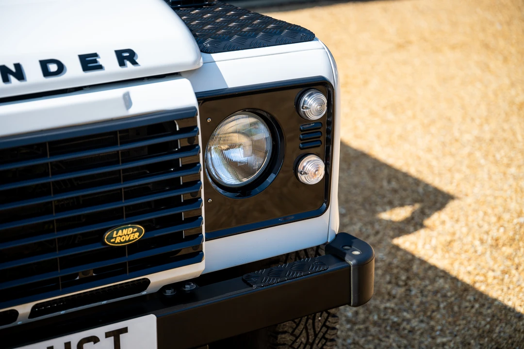 2015 Land Rover Defender 90 - Image 14 of 31