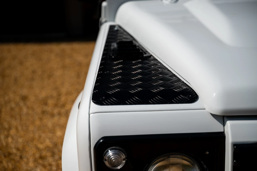 2015 Land Rover Defender 90 - Image 17 of 31