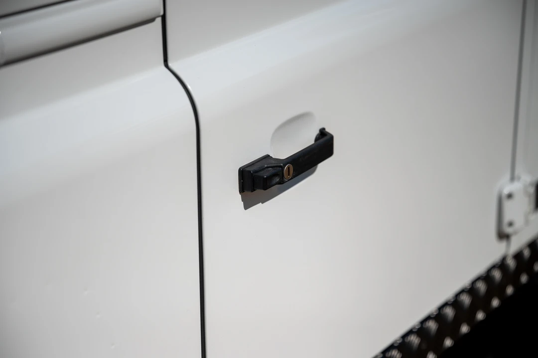 2015 Land Rover Defender 90 - Image 25 of 31