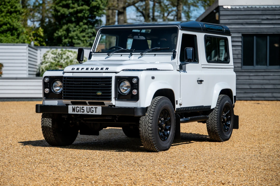 2015 Land Rover Defender 90 - Image 3 of 31