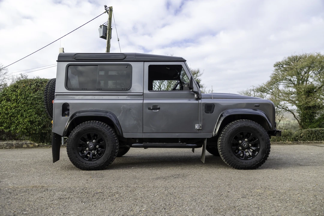 2015 Land Rover Defender 90 - Image 5 of 31